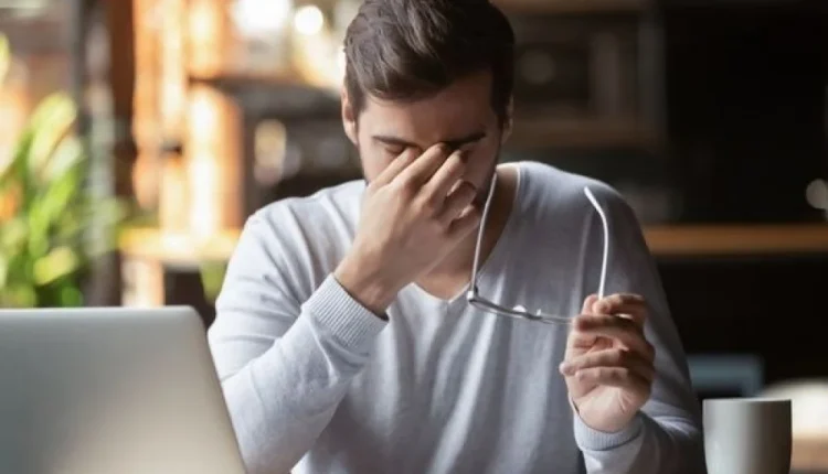 شاشات تسرق خلاياك.. هل تتقلص أدمغتنا خلف الأضواء الزرقاء؟