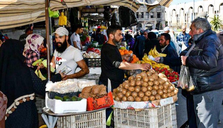 تشهد الأسواق السورية حركة شراء محدودة قبيل حلول شهر رمضان، في ظل استمرار ارتفاع الأسعار وتراجع القدرة الشرائية لدى المواطنين،