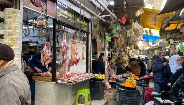 مع حلول شهر رمضان المبارك، عاد ملف غلاء المعيشة في سوريا ليشغل الشارع السوري بقوة، وسط تباين واضح بين مؤشرات رسمية متفائلة وواقع يومي صعب.