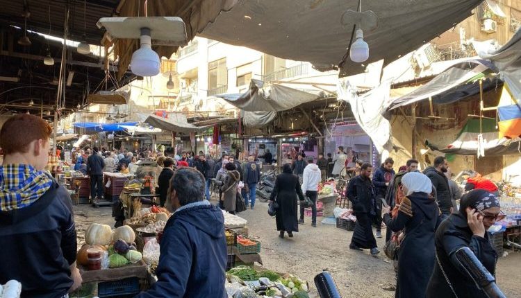 وجّه وزير الاقتصاد السوري، نضال الشعار، دعوة مباشرة إلى التجار والصناعيين للتحلي بـ"الضمير" و"المسؤولية" في تسعير السلع مع حلول شهر رمضان