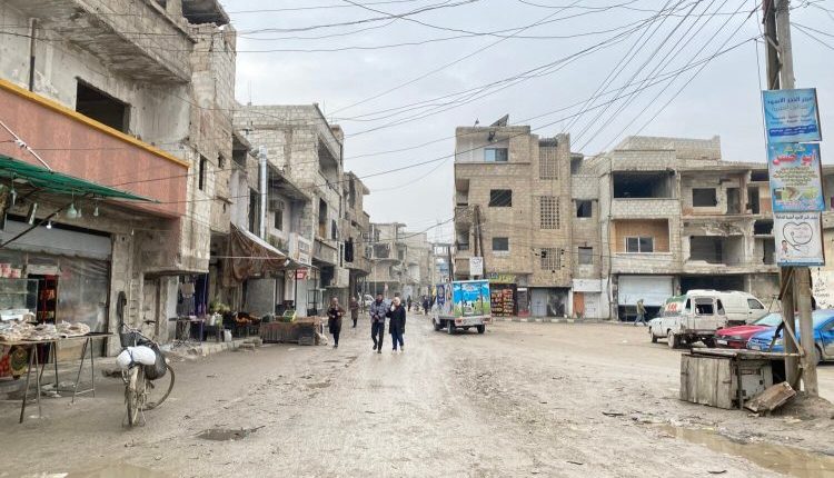 تواصل منطقة الحجر الأسود جنوب دمشق معاناتها من نقص حاد في المياه، رغم عودة عدد من الأهالي إلى منازلهم خلال الفترة الماضية