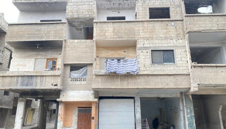 رغم عودة الحياة تدريجياً إلى حي الحجر الأسود جنوب دمشق، إلا أن الواقع العقاري في المنطقة يكشف عن فوضى غير مسبوقة في سوق الإيجارات