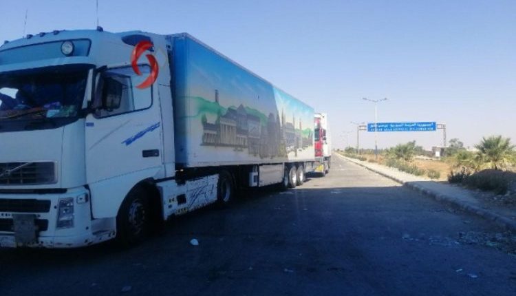 بدأت الشاحنات السورية بالعبور عبر معبر نصيب الحدودي وفق نظام «باك تو باك» داخل ساحة الطبون، وذلك استناداً إلى قرار الهيئة العامة للمنافذ