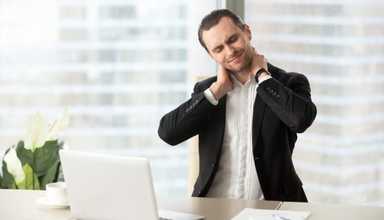 القاتل الصامت في جيبك.. كيف تدمر الهواتف والكمبيوتر عمودك الفقري دون أن تشعر؟