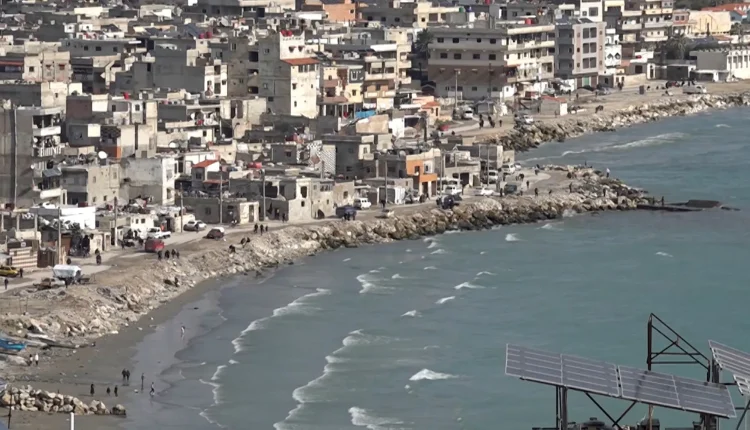 يُعدّ حي الرمل الجنوبي في اللاذقية من أبرز الأحياء الشعبية الواقعة على البحر المتوسط، إلا أن الحي يعاني من تدهور الخدمات