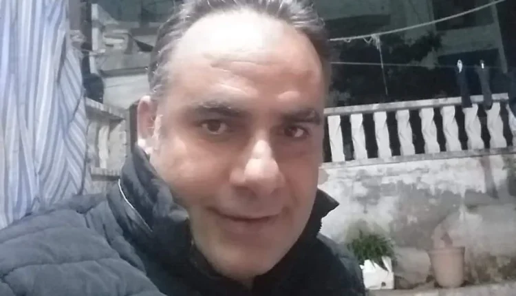 قُتل الصحفي وعضو لجنة السلم الأهلي علاء محمد فجر الأحد 22 شباط، إذ عُثر عليه مصابًا بطلق ناري في الرأس داخل منزله في ريف القرداحة