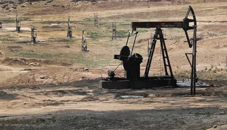 لم تنتهِ التوترات شرق سوريا مع انحسار قسد نحو الحسكة، إذ سرعان ما برز ملف النفط في دير الزور كأزمة جديدة بين العشائر والحكومة الانتقالية.