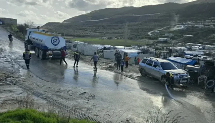 تسببت الأمطار الغزيرة والسيول التي ضربت مناطق متفرقة من سوريا، خلال الأيام الماضية، في غرق مخيمات للنازحين وتضرر بنى تحتية