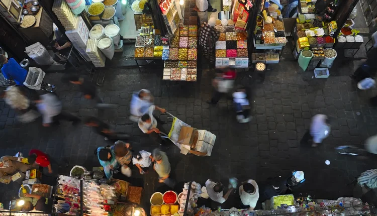 تتكرر مشاهد الكرّ والفرّ في شوارع مدينة دمشق، ولا سيما في المناطق الحيوية والشعبية، مع انطلاق حملات البلدية لإزالة الإشغالات من الأرصفة