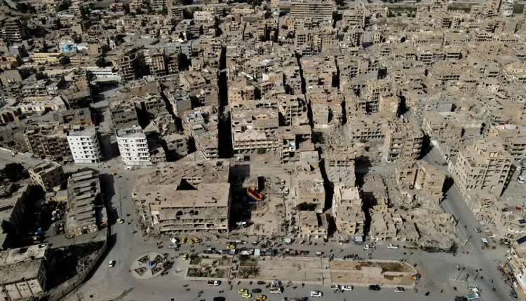 في دير الزور، حيث النفط يتدفق والأهالي ينتظرون، يبدو أن ترتيب الأولويات واضح ولا يحتمل الالتباس: النفط أولاً… ثم النفط…