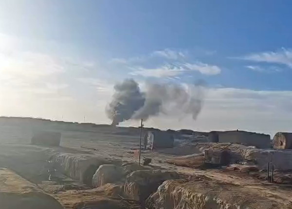 شهدت بلدة ذيبان بريف دير الزور الشرقي توترًا واحتجاجات شعبية عقب تنفيذ قوى الأمن حملة لإحراق وإتلاف عدد من الحراقات النفطية البدائية