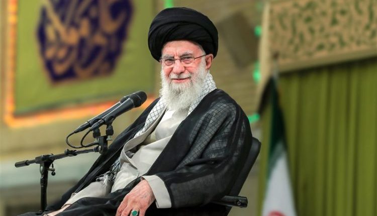 أعلن التلفزيون الإيراني استشهاد قائد الثورة الإسلامية في إيران السيد علي خامنئي في مقر عمله في "بيت القيادة".