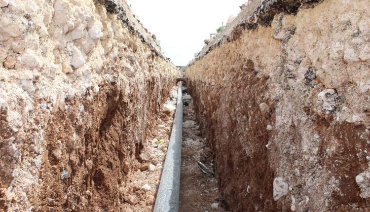 تتصدر أزمة المياه في مدينة مارع بريف حلب الشمالي واجهة المشهد الإنساني، حيث يواجه السكان خطراً مزدوجاً يتمثل في انقطاع الخدمة وتلوث المياه.