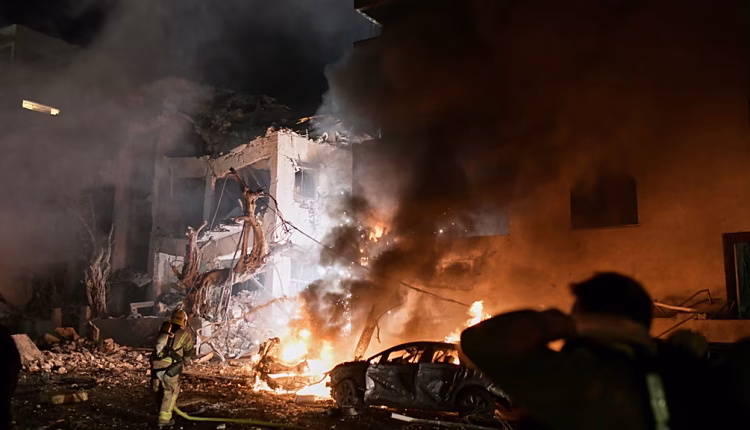 وقوع إصابات وأضرار جراء قصف متزامن من حزب الله وإيران استهدف مناطق وسط وشمال الأراضي المحتلة، وصولاً إلى القدس المحتلة.