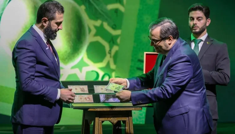 يواجه مسار تداول العملة السورية الجديدة في الأسواق حالة من الحذر والبطء، حيث تتداخل العوائق التقنية والنقدية لتعرقل سرعة الانتقال النقدي.