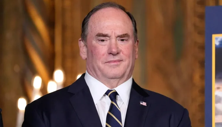 أعلنت وزارة الحرب الأميركية، عن مغادرة وزير البحرية جون فيلان منصبه بقرار "فوري"، في خطوة تعكس حجم التوترات داخل إدارة دونالد ترامب