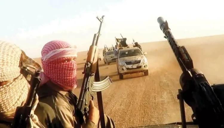 استهدف مسلحو داعش مجمعاً تجارياً بريف دير الزور، في حادثة تعكس عودة التنظيم لاتباع أسلوب "الابتزاز المالي" والترهيب ضد المدنيين