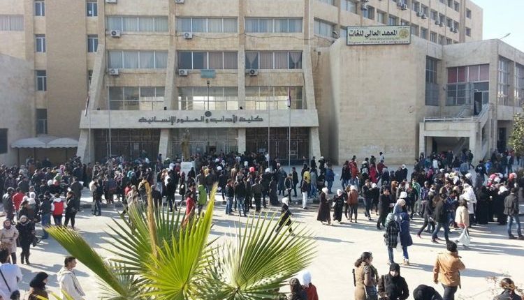 أصدرت كلية الآداب قراراً يدعو الطلاب إلى مغادرة جميع المجموعات غير الرسمية على وسائل التواصل الاجتماعي، ما أثار موجة جدل وانتقادات واسعة.