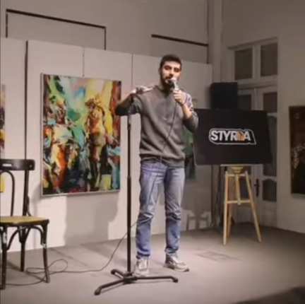 أثار الكوميدي خالد وليد جدلاً واسعاً، بعد تداول مقطع من إحدى عروض الـ”ستاند أب كوميدي” تضمّن عبارات اعتبرها البعض مسيئة لأهالي حلب.