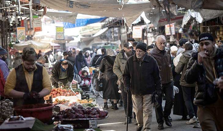 تواجه العائلات في دمشق موجة غلاء غير مسبوقة طالت السلة الغذائية الأساسية، حيث سجلت الأسعار ارتفاعات تراوحت بين 10% إلى 12% خلال شهرين فقط.