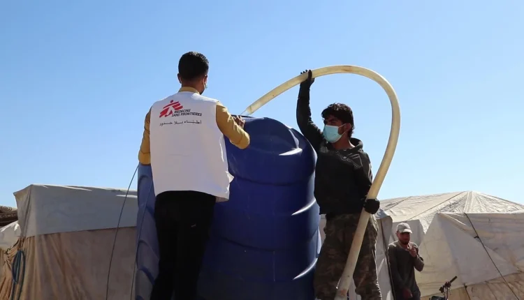 تواجه مخيمات النازحين في شمال غربي سوريا أزمة مياه غير مسبوقة، تحولت من مشكلة خدمية إلى تهديد يومي يطارد مئات آلاف النازحين.