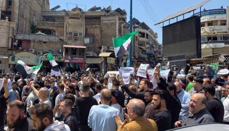 شهدت مدينة حماة، حالة من الشلل التام في النشاط التجاري وحركة السير، إثر تنفيذ أصحاب المحال التجارية اعتصاماً في شارعي أبي الفداء والدباغة