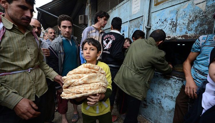 تواجه محافظة دير الزور أزمة متفاقمة في تأمين مادة الخبز، أدت إلى توقف عدد من الأفران عن العمل وزيادة الأعباء المالية على السكان.