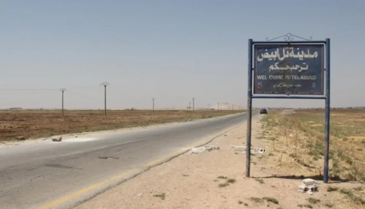 تتواصل المعاناة الإنسانية لآلاف المهجرين قسراً من القرى الكردية في ريف تل أبيض، في ظل استمرار السيطرة على منازلهم منذ عام 2019