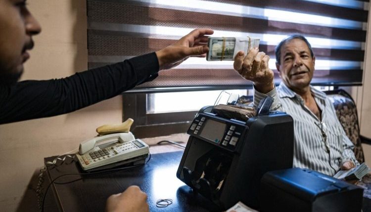 أكد مصرف سوريا المركزي إلزام المصارف وشركات الصرافة (مثل ويسترن يونيون وموني غرام) بتسليم الحوالات الخارجية بالليرة السورية حصراً.