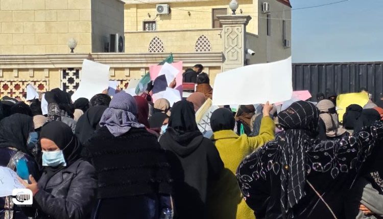 رغم استعادة الحكومة الانتقالية السيطرة على محافظة الرقة في يناير 2026، إلا أن "عروس الفرات" لا تزال تعاني من أزمات خدمية ومعيشية خانقة.