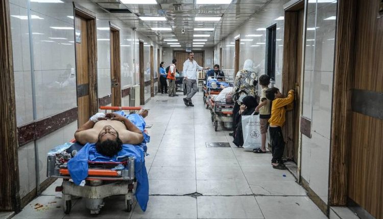 يواجه القطاع الصحي حالة من الضبابية تثير قلق الشارع، حيث تتصادم الوعود الحكومية بالحفاظ على المجانية مع إجراءات خصخصة بدأت تظهر ملامحها.