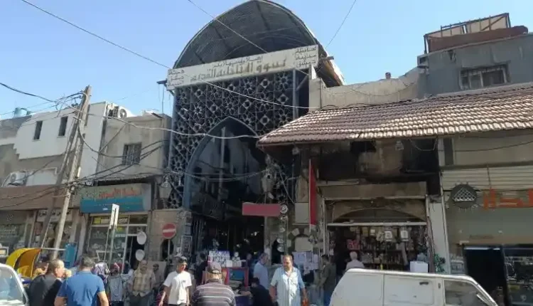 شهد سوق المناخلية في دمشق حالة من التوتر عقب توجيه محافظة دمشق إنذارات لعدد من أصحاب المحال التجارية، تطالبهم فيها بالإخلاء