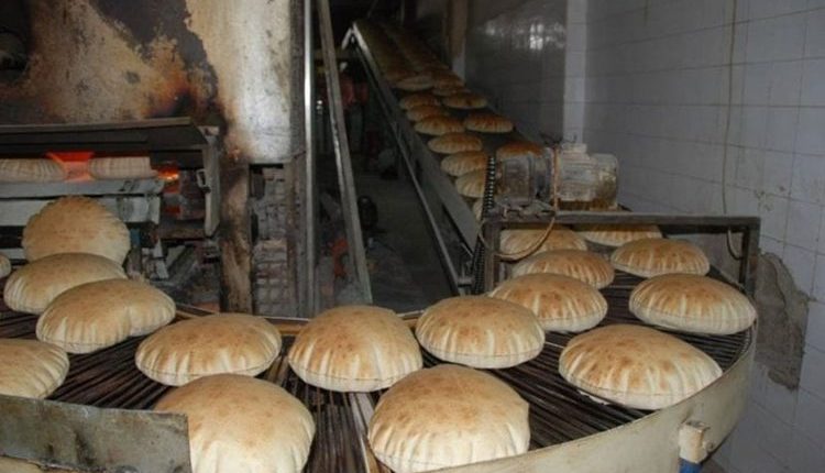 تواجه دير الزور أزمة معيشية جراء التراجع الحاد في جودة الخبز، المادة الأساسية للسكان. ويعاني الأهالي من الارتفاع في الأسعار ورداءة المنتج