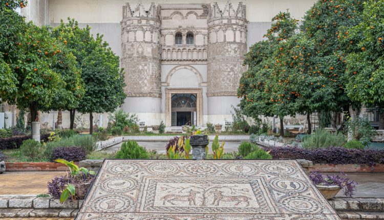 تصدرت قضية دمشق القديمة الواجهة مجدداً بعد اتهامات طالت كبار المسؤولين في المحافظة ووزارة الثقافة، تتعلق بعمليات تنقيب غير شرعية عن الآثار.