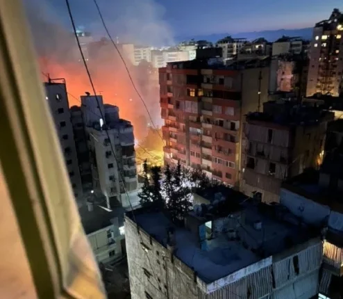 غارة عدوانية استهدفت مبنى سكنياً في منطقة حارة حريك بالضاحية الجنوبية لبيروت