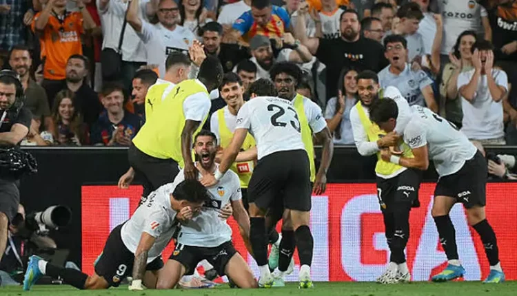 برشلونة يُتوج بطلاً لليغا رغم الهزيمة أمام فالنسيا بثلاثية الدوري الإسباني