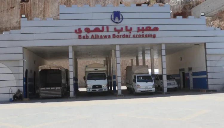 يشهد معبر باب الهوى الحدودي بين سوريا وتركيا أزمة متصاعدة تؤرق مئات آلاف السوريين المتدفقين طوعاً إلى بلادهم عقب سقوط النظام السوري السابق