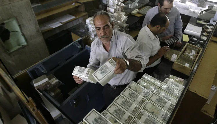 تتجه أنظار الشارع السوري نحو أسعار الصرف مع اقتراب عيد الأضحى المبارك، في ظل فجوة واسعة بين سعر الدولار الرسمي وسعره في السوق الموازية