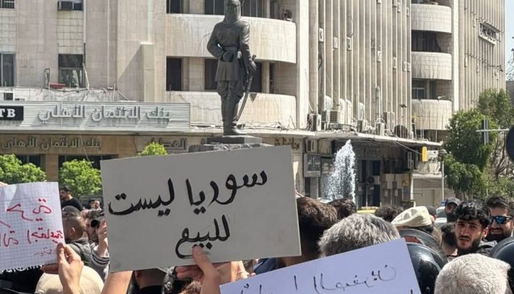 العاصمة السورية دمشق ساحة يوسف العظمة (ساحة المحافظة)، حيث خرج مئات السوريين في اعتصام "قانون وكرامة".