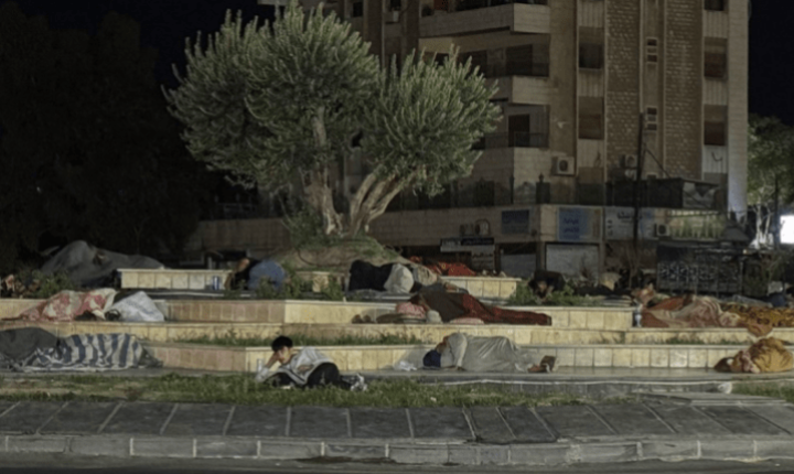 تحولت شوارع دمشق، التي تُعرف بحيويتها وأسواقها، إلى ملاذ أخير لمئات الأشخاص الذين اتخذوا من الساحات العامة والأرصفة والحدائق "بيوتاً بديلة".
