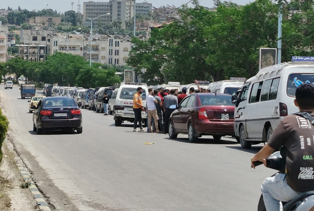 تشهد قطاعات النقل في سوريا موجة متصاعدة من الاحتجاجات، وسط فجوة آخذة في الاتساع بين الكلف التشغيلية المرتفعة وتعرفة الركوب الرسمية