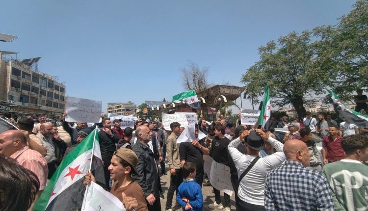 شهد محيط القصر العدلي في مدينة حماة وقفة احتجاجية نفذها العشرات من أصحاب المحال التجارية (الفروغ والأجارات)، تنديداً بقرارات لجان التخمين