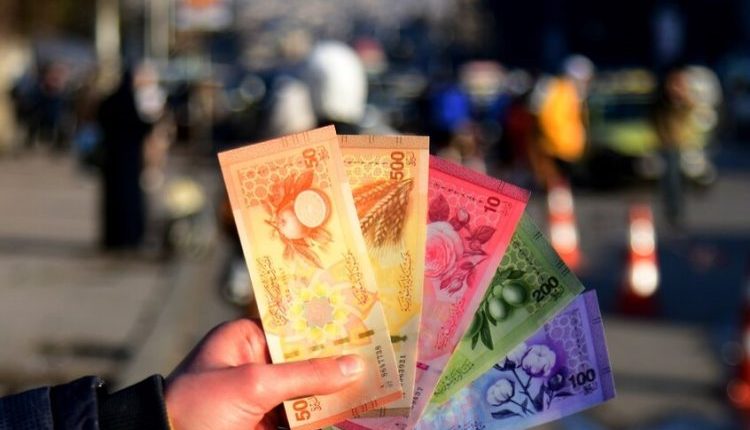 أعلن مصرف سوريا المركزي عن تمديد مهلة استبدال العملة الورقية للمرة الثانية، لتنتهي في 30 حزيران/ يونيو 2026.