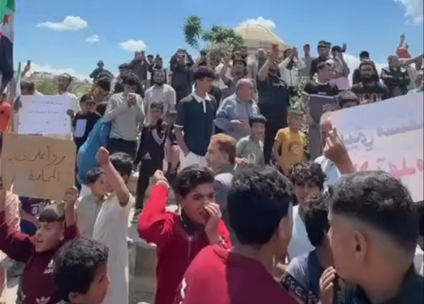 شهدت مدينة الرقة، وقفة احتجاجية حاشدة، رفضاً لخطة صادرة عن إدارة المحافظة تقضي بهدم آلاف المنازل في منطقة "شمال السكة".