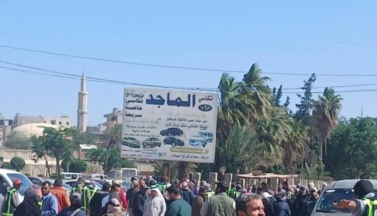 شهدت مدينة الرقة حالة من الاحتقان، إثر خروج العشرات من عمال وموظفي البلدية في تظاهرات احتجاجية لصرف رواتبهم المتوقفة منذ نحو ثلاثة أشهر