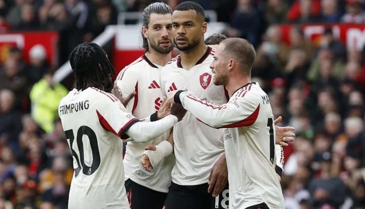 مانشستر يونايتد يحسم ديربي الشمال بثلاثية في أولترافورد ليفربول الدوري الإنكليزي الممتاز