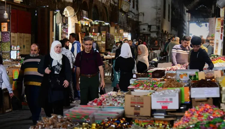 مع اقتراب عيد الأضحى المبارك، تعيش أسواق دمشق حالة من الركود النسبي، حيث فرض الارتفاع المتسارع في الأسعار واقعاً معيشياً صعباً على المواطنين
