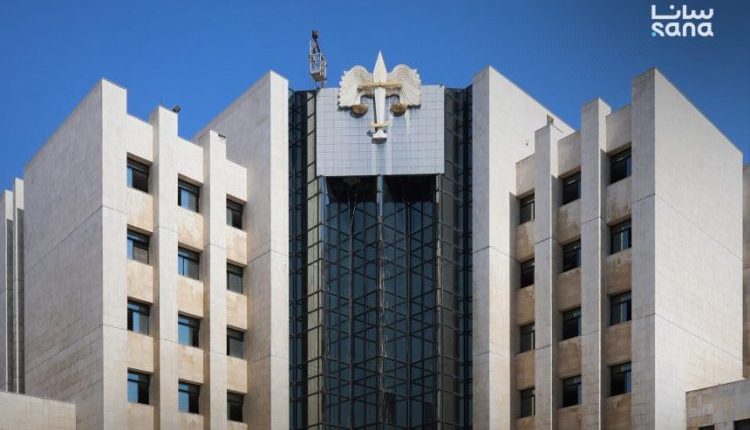 أصدرت وزارة العدل السورية، قراراً قضائياً يقضي بوقف النظر مؤقتاً في عدد من الدعاوى والإجراءات القضائية في محافظة السويداء