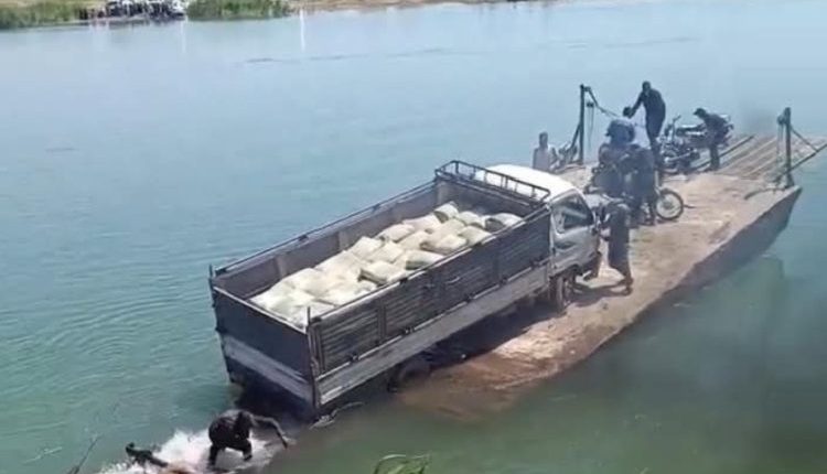 دير الزور على ضفتي أزمة.. تعطل الجسور يشعل الأسعار ويعيد الأهالي إلى زمن "العبّارات"