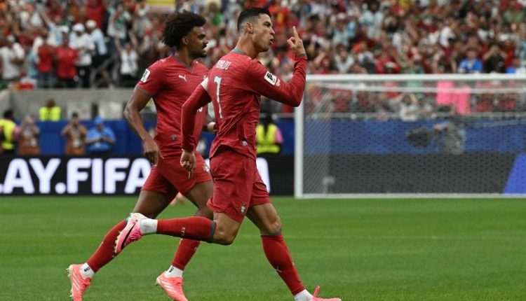 واصل البرتغالي كريستيانو رونالدو تحطيم الأرقام القياسية في تاريخ كرة القدم، بعدما قاد منتخب بلاده لتصحيح المسار في نهائيات كأس العالم 2026